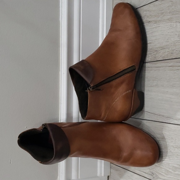 Rieker Shoes - Adorable Rieker zippered leather ankle boots with 1inch heel. Size 40EU.
